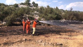 Antalyada bozuk ormanlık alanda çıkan yangın söndürüldü