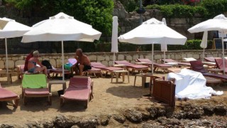Antalyada denizde fenalaşan İsveçli turist kıyıya ulaşmayı başardı ancak kurtarılamadı