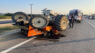 Antalyada otomobil traktöre çarptı: 2 yaralı