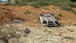 Antalyada yoldan çıkan otomobil takla attı: 2 yaralı