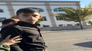 Aracın önünü kesip döner bıçağı ile tehdit ettiler
