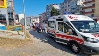 Araçtan kaçarken direksiyonu kıran motosikletli düşerek yaralandı