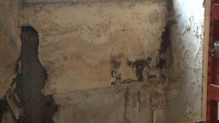 Arnavutköyde duvardan akan suyun nereden geldiği aylardır bulunamıyor