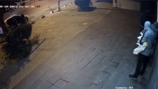 Arnavutköyde hırsızlık şüphelileri 7 dakika boyunca kimseye aldırış etmeden kuyumcuya girmeye çalıştı