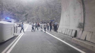 Artvinde minibüs devrildi: 11 yaralı