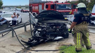 Ataşehirde lüks cip bariyerlere ok gibi saplandı