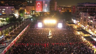 Aydın Büyükşehir Belediyesinin düzenlediği konsere binlerce Aydınlı katıldı