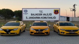 Ayvalıkta taksici kılığındaki göçmen kaçakçıları yakalandı