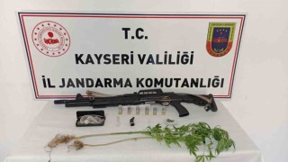 Bahçesinde kenevir yetiştiren şahıs jandarmadan kaçamadı