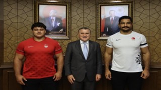 Türkiye'nin gururu Milli güreşçiler spor bakanlığında