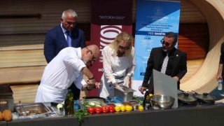 Bakan Ersoy tarçınlı hamsi plakinin tadına baktı