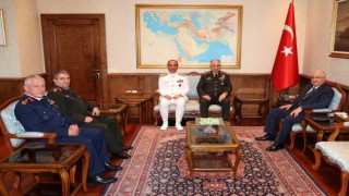 Bakan Güler göreve başlayan komutanları makamında kabul etti.