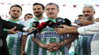 Spor Bakanı Bak, ünlü futbolcularla aynı sahada