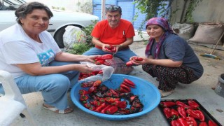 Balıkesirde kışlık yiyecekler imece ile hazırlanıyor
