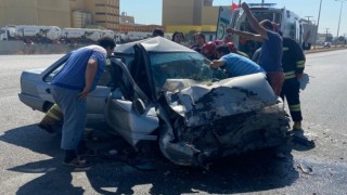 Bandırmada trafik kazasında araç içerisinde sıkışan sürücü yaralandı