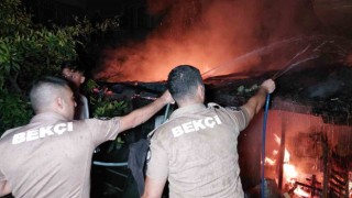 Baraka alevlere teslim oldu: Bekçiler hortumla su tuttu