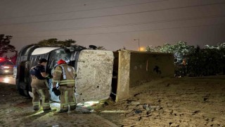 Başakşehirde virajı alamayan hafriyat kamyonu yan yattı: 1 yaralı