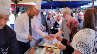 Başkan Aykurt vatandaşlara aşure dağıttı