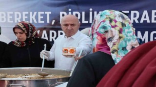 Başkan Bıyık, vatandaşlara aşure dağıttı