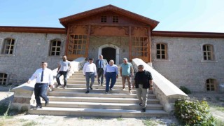 Başkan Büyükkılıç, 85 yıllık Pazarören Öğretmen Okulunu inceledi, duygu dolu anlar yaşadı