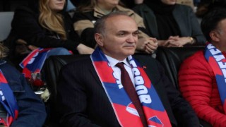 Başkan Özlüden Düzcespor taraftara jest