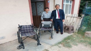 Başkan Suer yaşlı çiftin talebini dinleyerek yardımcı oldu