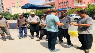 Başkandan, kavurucu sıcakta çalışan asfalt işçilerine serinleten ikram