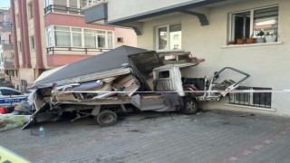 Başkentte freni boşalıp duvara çarpan kamyonetin sürücüsü hayatını kaybetti