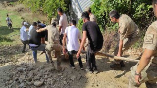 Batmanda tarihi mezar taşını taşımak için adeta canlarını dişlerine taktılar