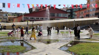 Bayburtta kavurucu sıcaklarda çocuklar fıskiyelerle serinledi