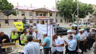 Bayburtta vatandaşlara aşure ikramında bulunuldu