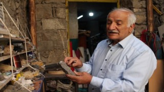Bayburtun bütün değerli taşları, madenleri terzi dükkanın raflarında sergileniyor