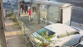 Bayrampaşada elinde bıçakla vatandaşları tehdit eden saldırgana polis müdahalesi
