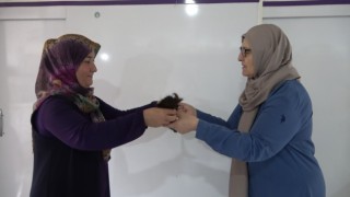 Beline kadar uzattığı saçlarını kestirerek lösemili hastalara bağışladı