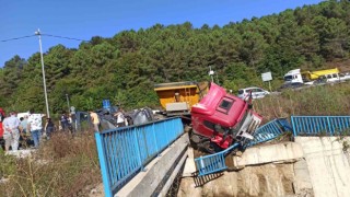 Beykozda hafriyat kamyonu ile otomobil çarpıştı