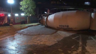 Beyoğlunda kontrolden çıkıp virajı alamayan beton mikseri yan yattı