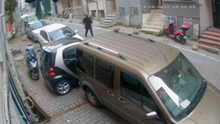 Beyoğlunda motosiklet hırsızlığı kamerada: Satışa çıkardığı kask ele verdi
