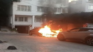 Beyoğlunda park halindeki otomobil alev alev yandı