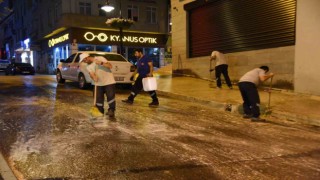 Bilecikte cadde ve sokakları yıkadı, çöp konteynerlerini dezenfekte etti