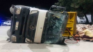 Bilecikte hafriyat yüklü kamyon devrildi: 1 yaralı