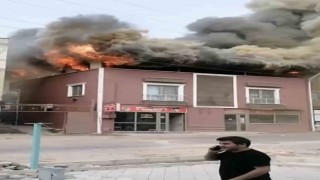 Binanın çatı katı alevlere teslim oldu