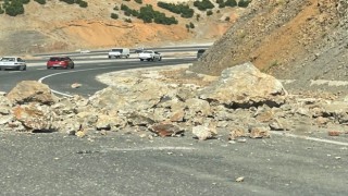 Bingöl - Erzurum karayolunda kayalar yola düştü