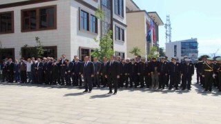 Bingölde 30 Ağustos Zafer Bayramı nedeniyle çelenk sunma töreni yapıldı