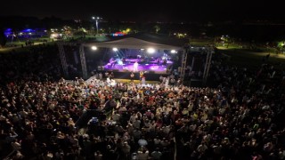 Binlerce kişi Fettah Canın şarkılarıyla zafer coşkusu yaşadı