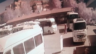 Bir ayağı protez olan engelli adam minibüsün altında kaldı