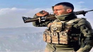 Bitlis şehidinin baba evine Türk Bayrağı asıldı