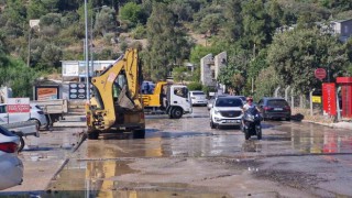 Bodrumda isale hattı yine patladı, asfalt yarıldı, tonlarca su boşa aktı