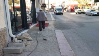 Bozuk kaldırımlar onarım bekliyor