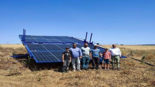 Bu çiftçi tarlasını taşınabilir güneş enerjisiyle suluyor