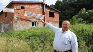 Bu pankartı görenler önce şaşırıyor sonra gülüyor